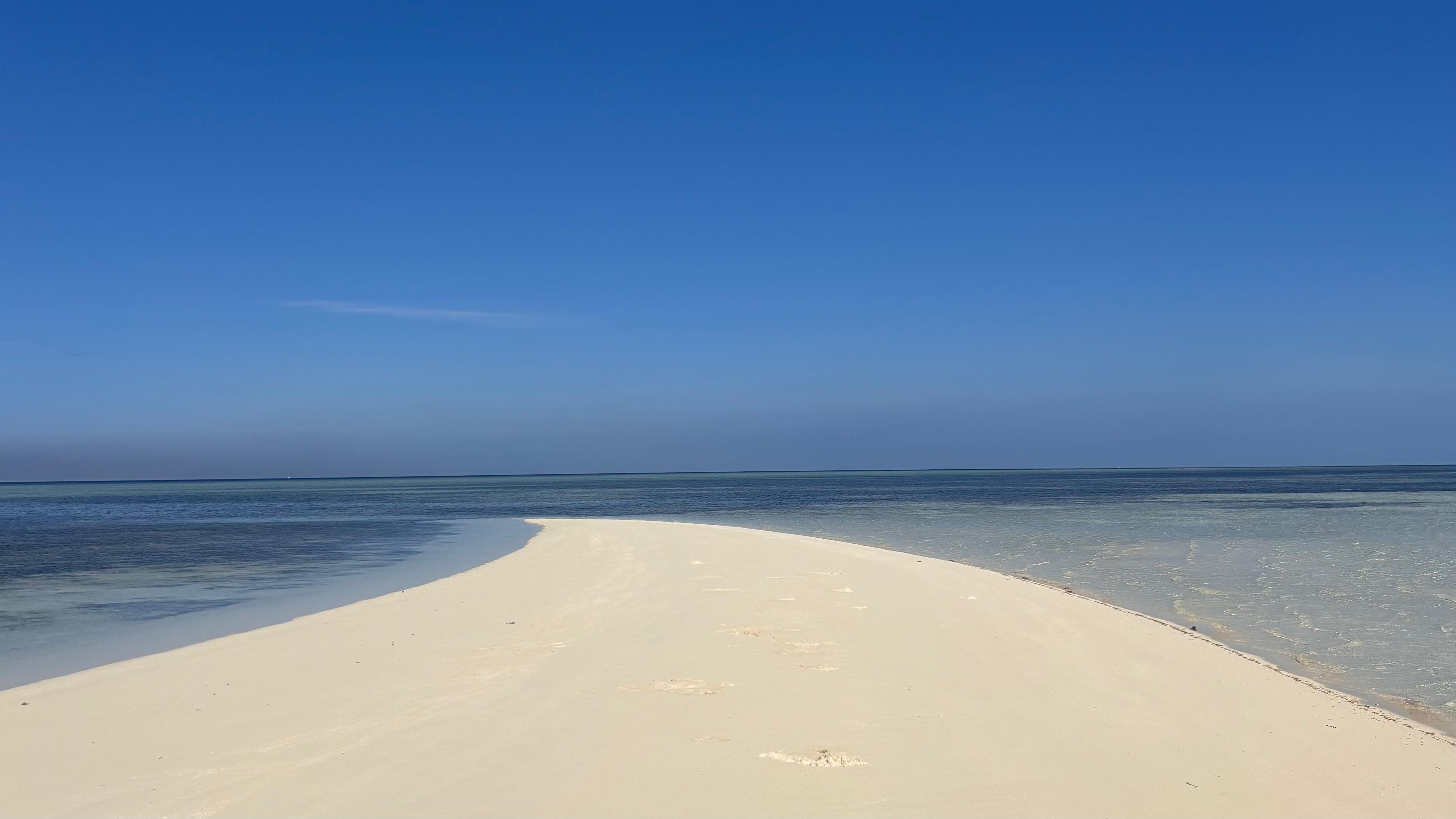 Resort island hopping in Fiji